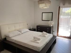 普尔萨诺Casa Ulivo的一间卧室配有一张大床和毛巾