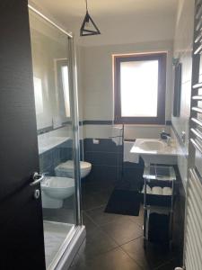 普尔萨诺Casa Ulivo的带淋浴、卫生间和盥洗盆的浴室