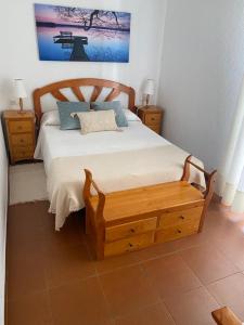 伊斯兰蒂拉SUNSET Home ISLANTILLA的一间卧室配有一张带木脚板的床
