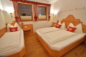 弗拉绍伯格霍夫木屋的一间卧室设有两张床和两个窗户。