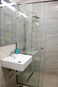尼基季Theano Luxury Suites Nikiti的一间带水槽和淋浴的浴室