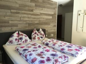 沃尔特湖畔韦尔登沃德斯鲁膳食公寓酒店的床上有2个枕头