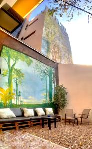 门多萨哈克美特侣旅舍的壁画前的一座配有沙发的建筑