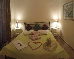 阿吉亚玛丽娜Anatoli Hotel的一间卧室,配有一张心形床