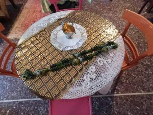 阿吉亚玛丽娜Anatoli Hotel的一张桌子,上面有白色的桌布和插花的盘子