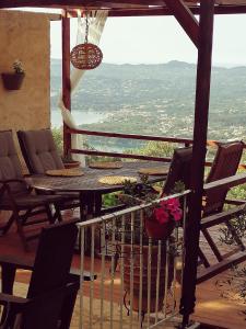 SpartýlasLorantina House_ Holidays in Corfu的美景阳台配有桌椅