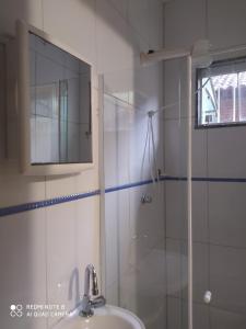 萨纳Recanto beira rio的带淋浴、盥洗盆和镜子的浴室