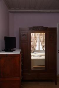 加拉希德松Nostos Hotel的一间卧室设有一张床和一个窗口