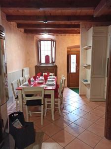 梅尔戈佐La casa del Mamao的厨房以及带桌椅的用餐室。