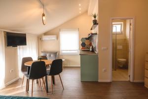 沙巴茨Apartmani MiS的厨房以及带桌椅的用餐室。