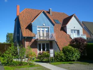 青斯特Zur Wellenwiese 15的蓝色屋顶的大房子