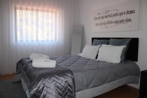 洛萨Casa Sandra - Apartamento Mariana的一间卧室配有一张大床和两个枕头