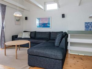 菲耶勒鲁普海滨12 person holiday home in Glesborg的客厅配有沙发和桌子