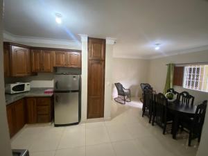 哈拉瓦科阿Oasis de paz的厨房配有冰箱和桌椅