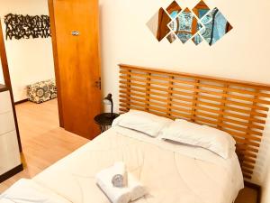 格拉玛多Refúgio na Serra, um espaço para ser desfrutado!的一间卧室配有带毛巾的床