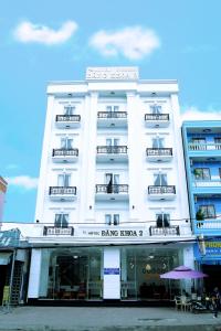 朱笃HOTEL ĐĂNG KHOA 2 NÚI SAM的白色的建筑,旁边设有阳台