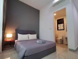 普特拉贾亚Conezion Residence Putrajaya WiFi Netflix的一间带大床的卧室和一间浴室