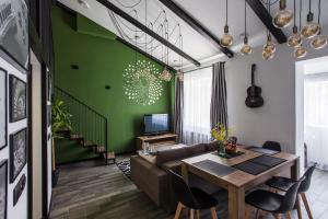 切尔诺莫斯克Двухуровневая квартира Черноморск для 5 человек的客厅设有桌子和绿色的墙壁