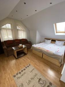 阿祖加Flora Alpina的一间卧室配有一张大床和一张沙发