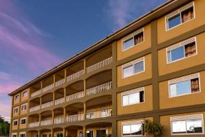 恩德培Karibu BB Suites的公寓大楼设有阳台,享有蓝色的天空