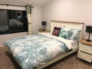 奥克兰Auckland Cornwall Park holiday Home的一间卧室设有一张床和一个窗口