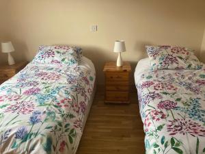 基拉尼Eagles Lodge的一间卧室,配有两张相邻的床