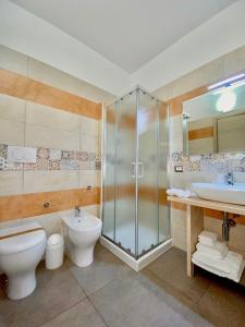 切萨雷奥港B&B MiMì的带淋浴、卫生间和盥洗盆的浴室