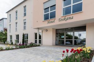帕尔斯贝格Hotel Garni Villa Toskana的一座医院建筑,前面有鲜花