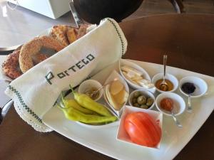 尼亚普拉莫斯To Portego tis Anatolis的桌上的盘子,有盘子的食物