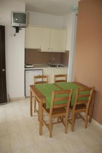 尼亚普拉莫斯To Portego tis Anatolis的厨房配有桌椅和电视。