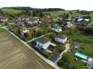 屈德勒凡Maison d'hôtes Bleu Cudrefin的村庄的空中景观,有房屋和田野