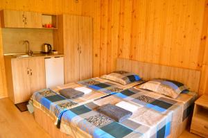 安布罗劳里SHODA的木制客房内的一间卧室,配有一张床