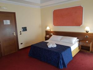 贝内文托Hotel Antiche Terme Benevento的酒店客房,配有带两条毛巾的床