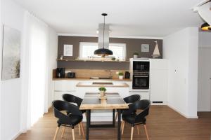 青斯特Blauwasser Luv的厨房配有餐桌和椅子
