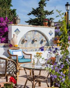 圣玛丽亚港奥尔加迪尔之门酒店的庭院配有桌椅和鲜花