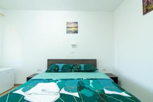 科尔布Casa Adrian的一间卧室配有一张带太阳镜的床