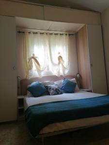 博卡奇卡Room in Guest room - Private room in Boca Chica Resort condominium的一间卧室设有一张大床和窗户