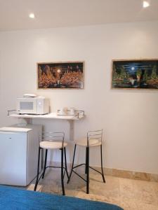 博卡奇卡Room in Guest room - Private room in Boca Chica Resort condominium的厨房配有两把椅子和一张桌子及微波炉