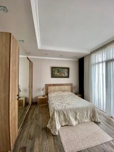 巴统Villa Old Batumi的一间卧室设有一张床和一个大窗户
