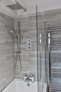 谢菲尔德Newly Renovated 3 Bed Apartment with Parking by Ark SA的带淋浴和浴缸及水槽的浴室