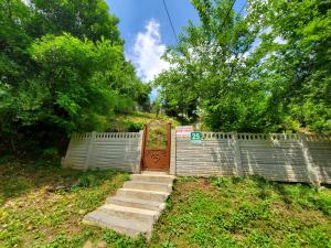 库塔伊西Beehives的院子中设有门和楼梯的栅栏