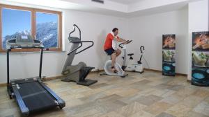 帕苏德尔托纳莱加德尼亚酒店的一个人在健身房骑健身自行车