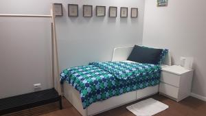 BorgofortePalazzo Adalgisa的一间卧室配有一张带蓝色和绿色毯子的床