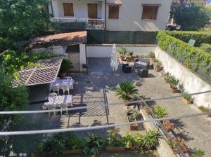 法尔科纳拉·玛里提马里昂纳尔多B&B住宅酒店的享有种有植物的庭院的空中景致