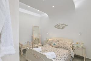 纳克索乔拉Villa Agape的白色卧室配有床和镜子
