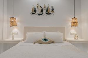 纳克索乔拉Villa Agape的一间白色卧室,配有一张带篮子的床