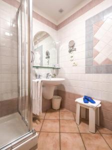 马拉泰亚马蒂诺酒店的一间带水槽和淋浴的浴室