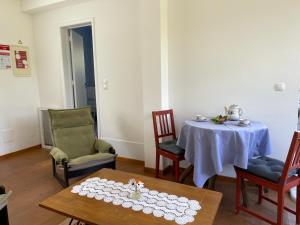 大里贝拉Quinta dos Sabores Farm Houses的用餐室配有桌椅和桌子。