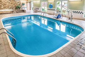 曼凯托曼凯托贝蒙特旅馆套房酒店的蓝色的大游泳池,位于酒店客房内