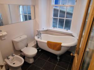 本泰兰Burntisland Garden Apartment, Fife - 40 mins to Edinburgh的带浴缸、卫生间和盥洗盆的浴室